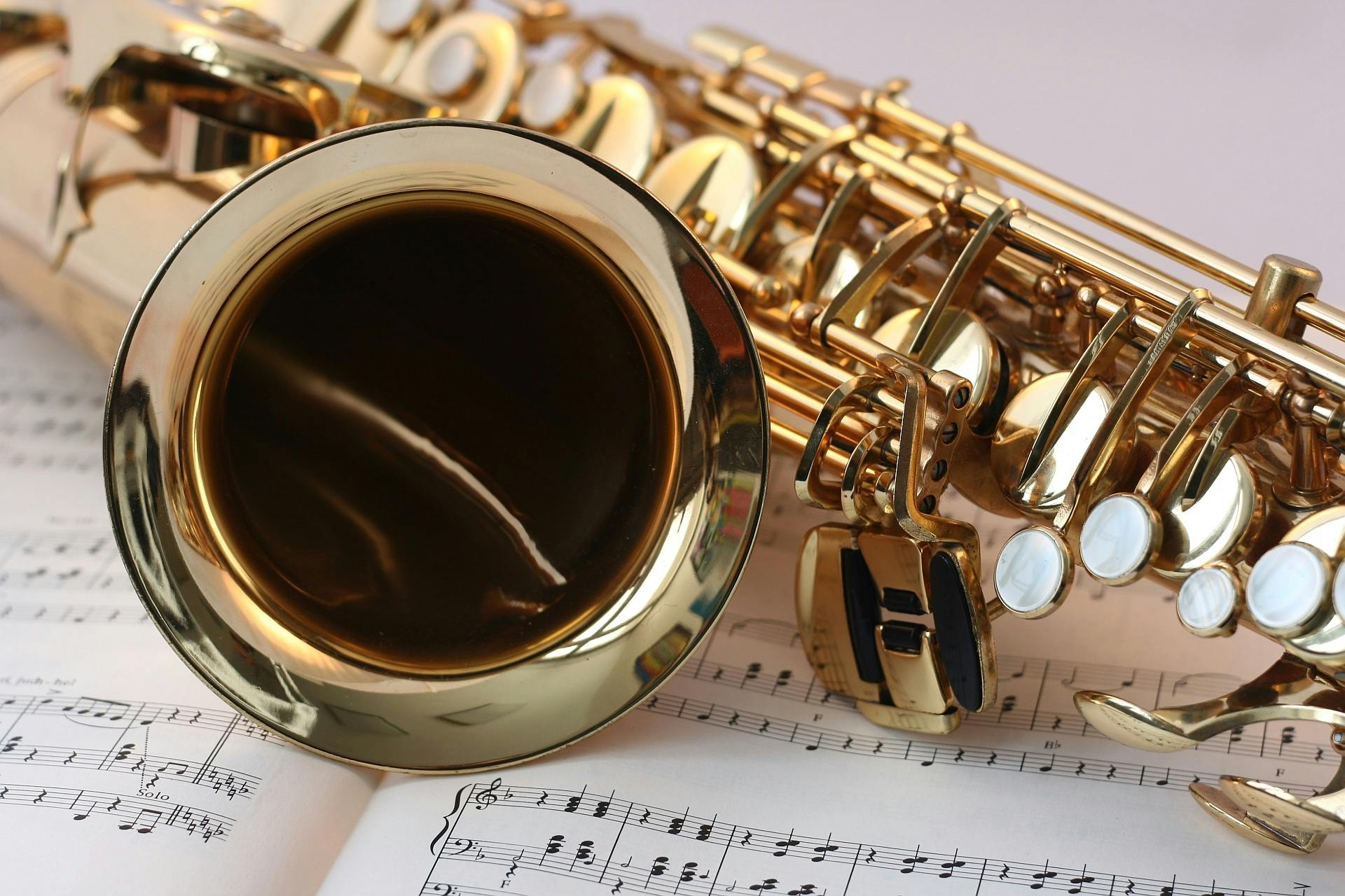 Saxofoon op bladmuziek